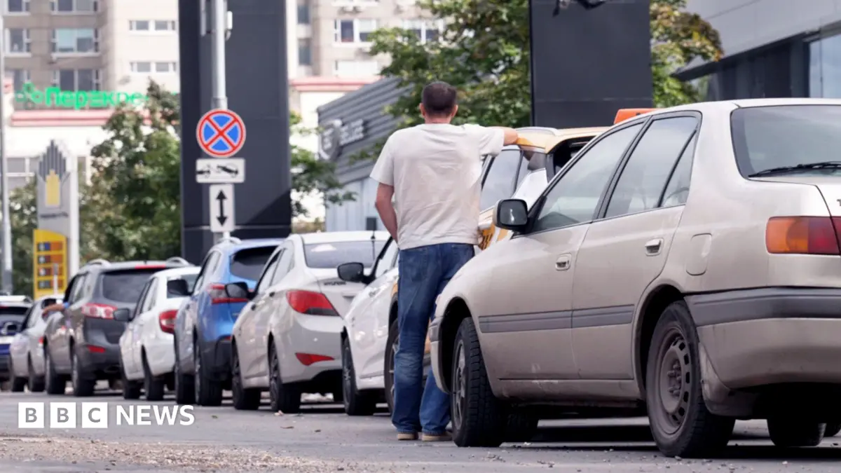 Russian Petrol Shortages Mount, Drivers Queue for Hours Ahead of Flag Day