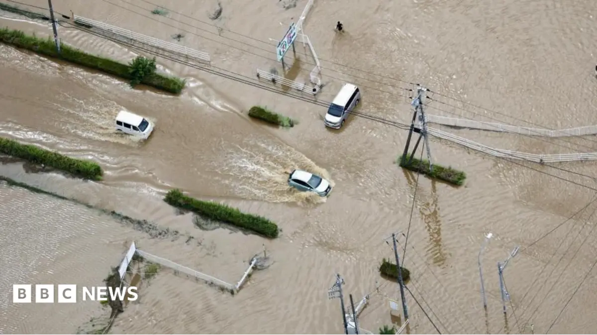 Japan Typhoon Kills Four, Strands 7,000 at Narita Airport