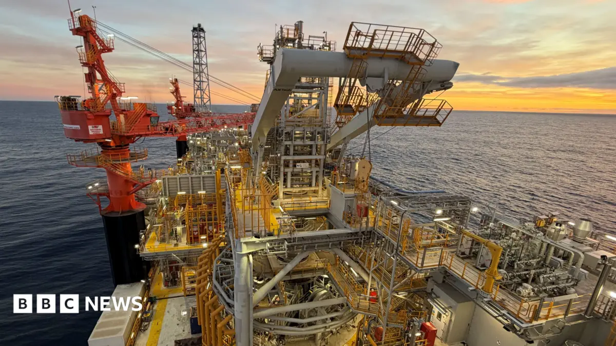 Rosebank Oil Field Crew Operate as UK Government Approves New North Sea Drilling