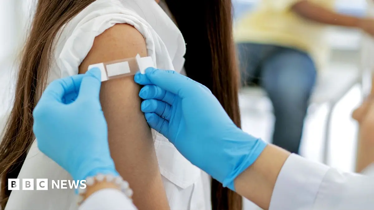 UK Health Advisers Recommend MenB Vaccination for Teenagers from 15 Years Old