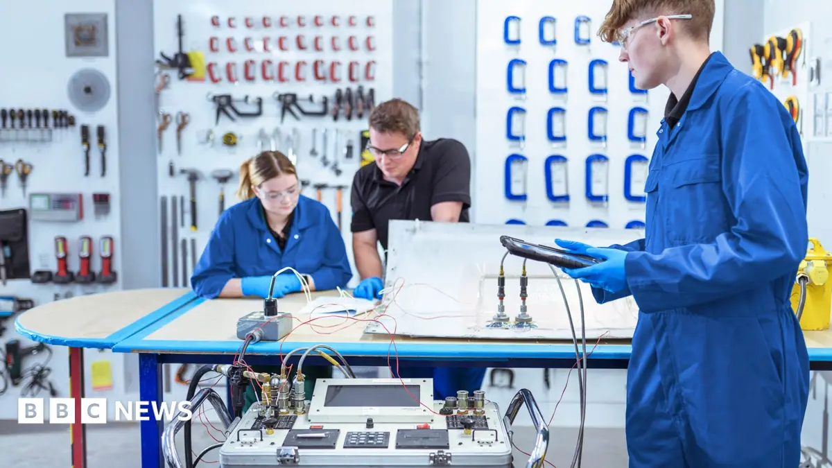 Degree Apprenticeship Demand in England Quadruples to 13,000 Applicants Annually