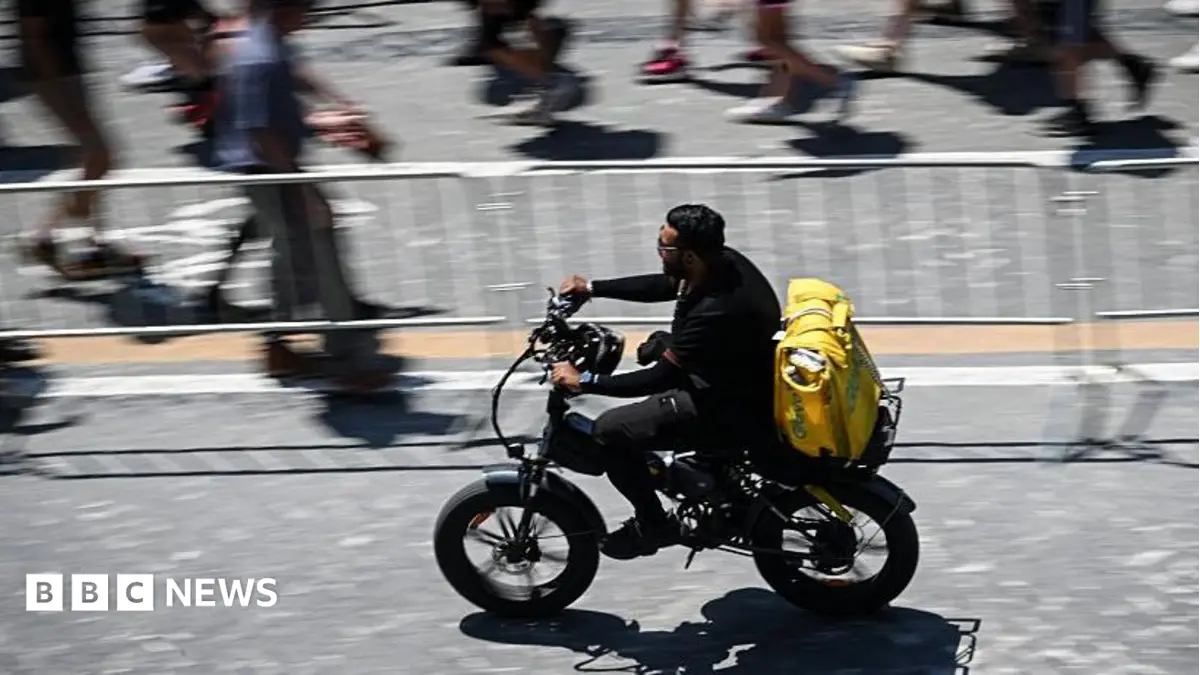 Italian Delivery Riders Demand Wage Increases, Health Protections During Summer Heatwaves