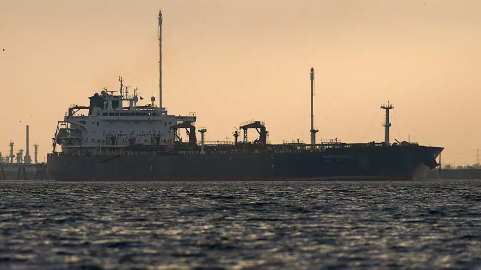 Tankers Advised Against Paying Iranian Toll for Hormuz Passage Amidst Stalemate