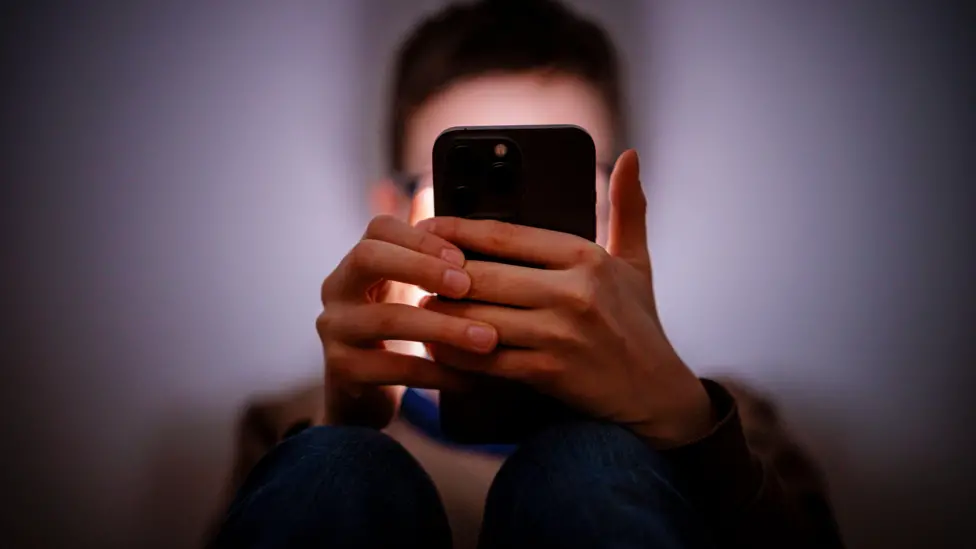 Starmer Demands Tech Giants Block Under-18 Access to Nude Imagery on UK Devices