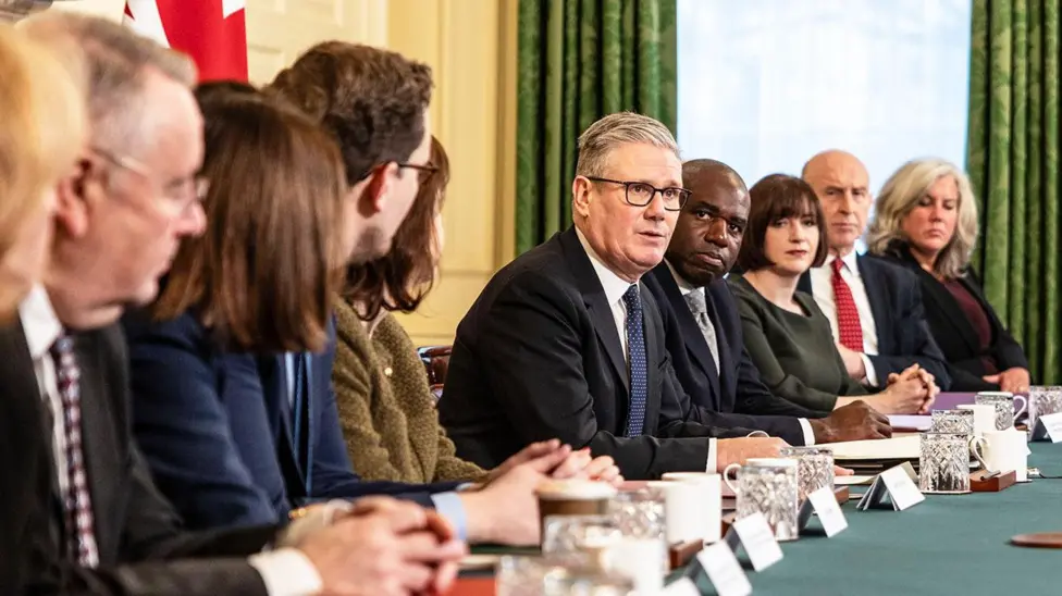 Wes Streeting Resigns from Labour Cabinet, Initiating Leadership Challenge Against Starmer
