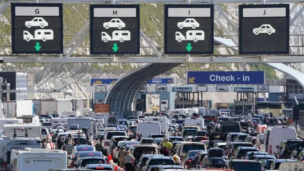 France Halts New EU Border Checks at Dover to Clear Holidaymakers' Queues