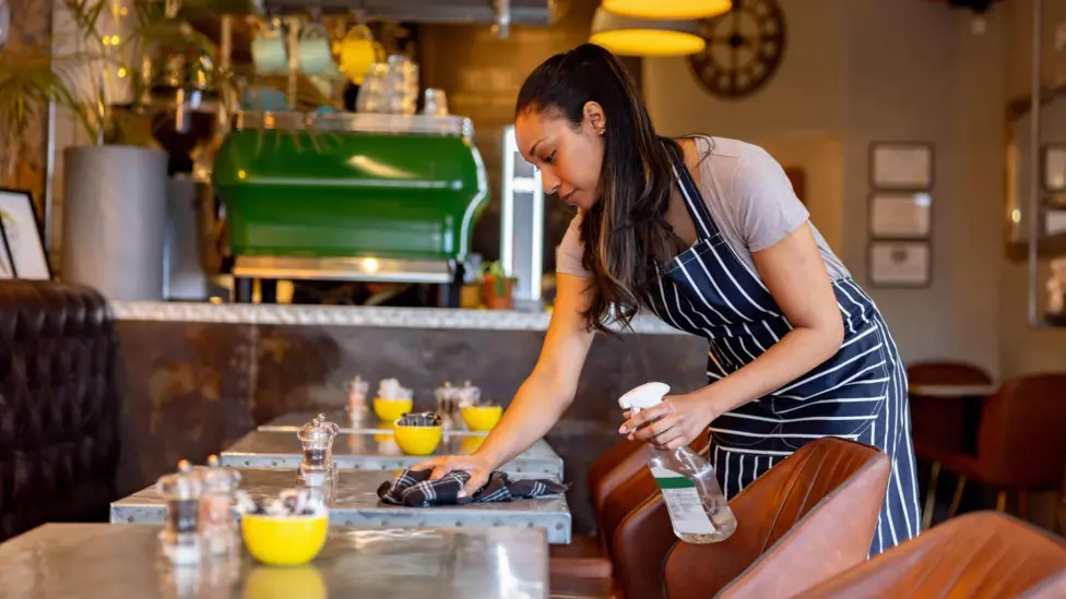 UK Job Vacancies Fall to 707,000, Five-Year Low; Businesses Cut Recruitment