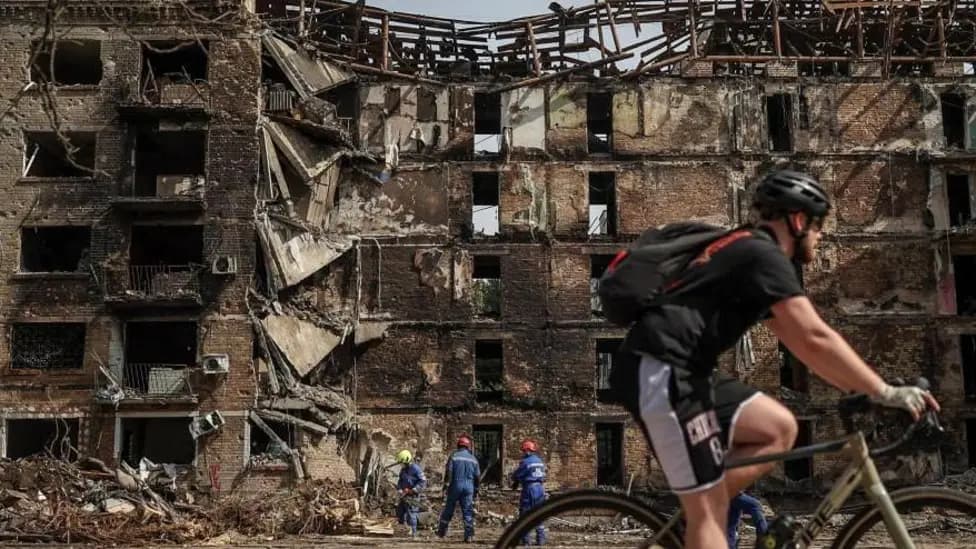 Moscow Threatens Further Kyiv Strikes After Weekend Barrage Kills Four, Injures 100
